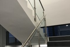 Üveges-rozsdamentes-inox-lépcsőkorlát-Győr-irodaház-4