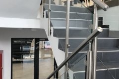 Üveges-rozsdamentes-inox-lépcsőkorlát-Győr-irodaház-6