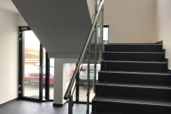 Üveges-rozsdamentes-inox-lépcsőkorlát-Győr-irodaház-7