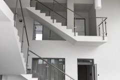 Üveges-rozsdamentes-inox-lépcsőkorlát-Székesfehérvár-irodaház-2
