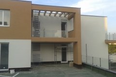 Üvegkorlát-rozsdamentes-inox-oszloppal-Gazdagrét-1