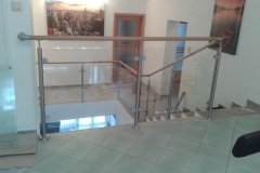 Üvegkorlát-rozsdamentes-oszloppal-fa-kapaszkodóval-1