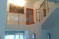 Üvegkorlát-rozsdamentes-oszloppal-fa-kapaszkodóval-2