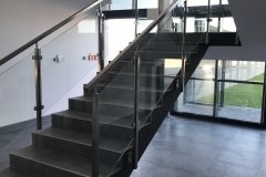 Üvegkorlát-rozsdamentes-zártszelvénnyel-1